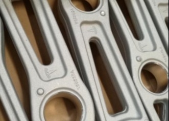 6061 T6 7075 T6 bras de commande Tesla avec finitions électroplatées